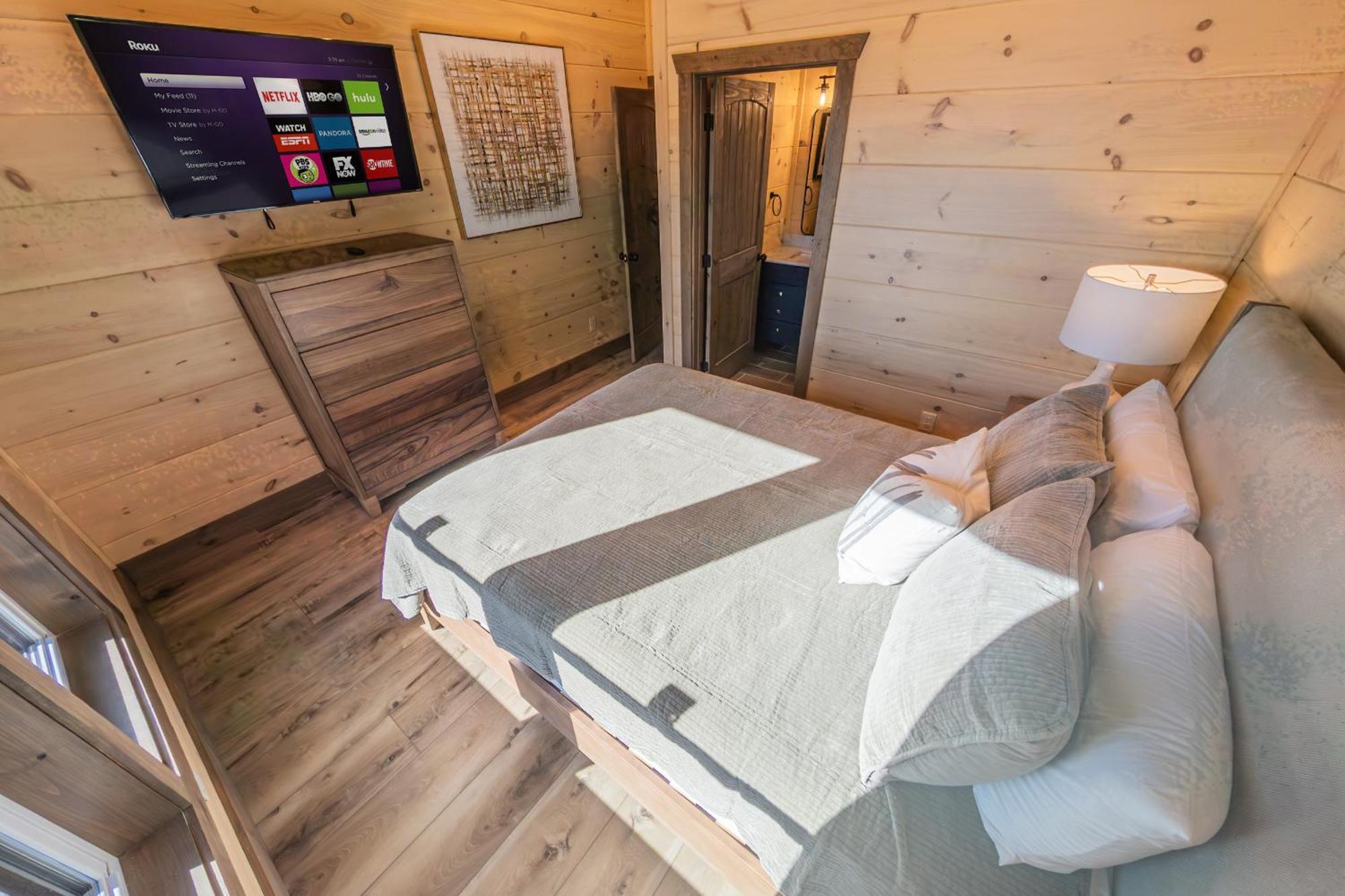 Luxury 12-Bedroom Cabin With Indoor Pool, Hot Tub & Movie Theater, Sleeps 36 Севьервилл Экстерьер фото