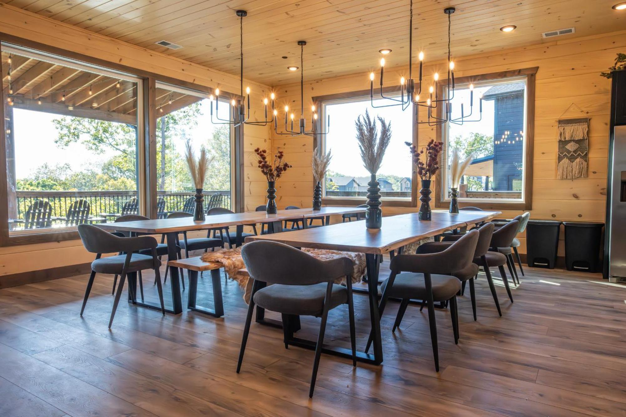 Luxury 12-Bedroom Cabin With Indoor Pool, Hot Tub & Movie Theater, Sleeps 36 Севьервилл Экстерьер фото