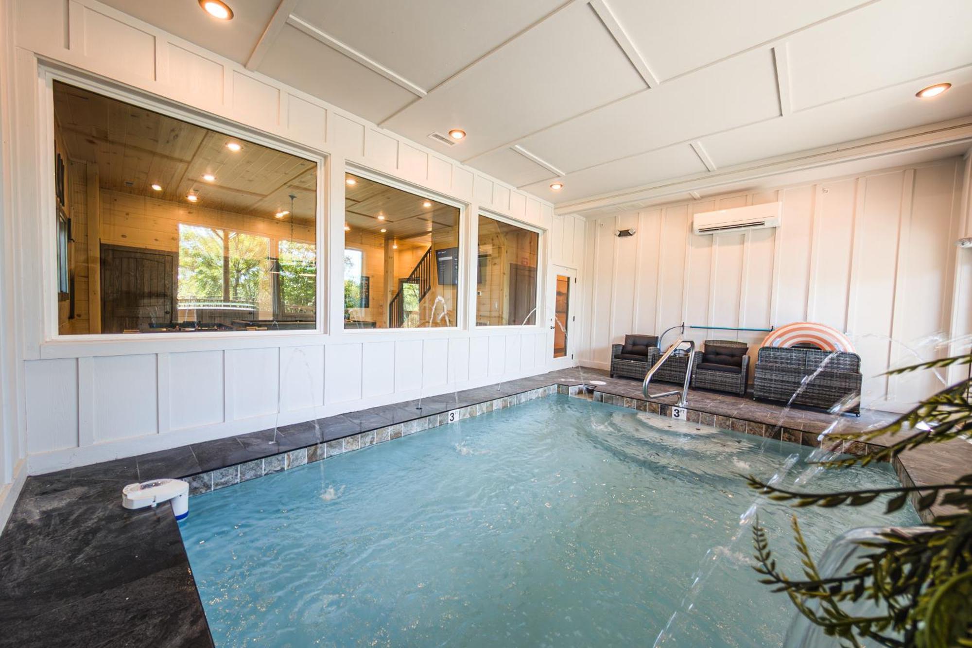 Luxury 12-Bedroom Cabin With Indoor Pool, Hot Tub & Movie Theater, Sleeps 36 Севьервилл Экстерьер фото