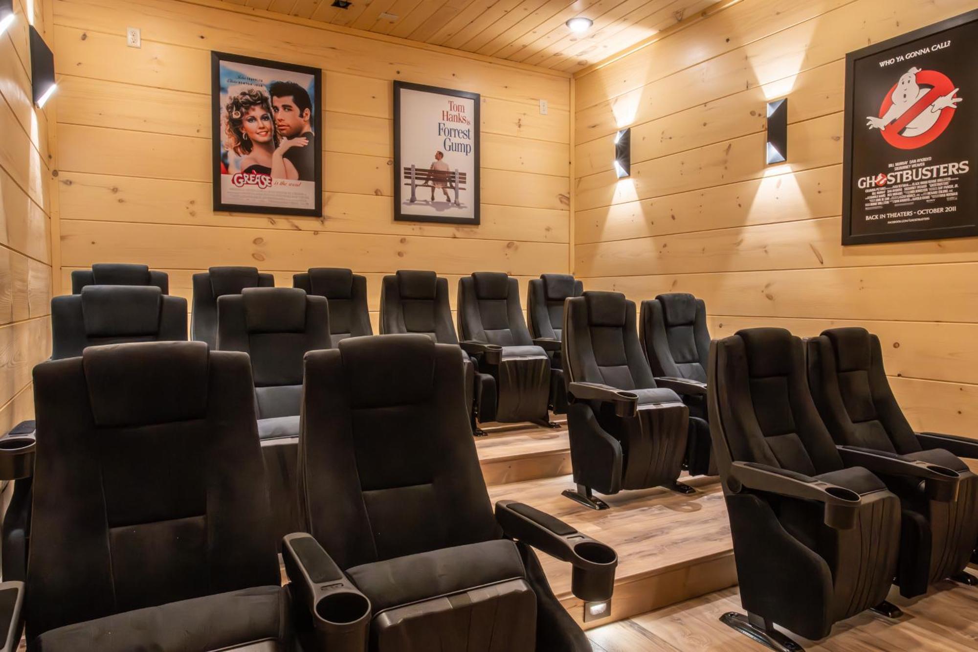 Luxury 12-Bedroom Cabin With Indoor Pool, Hot Tub & Movie Theater, Sleeps 36 Севьервилл Экстерьер фото