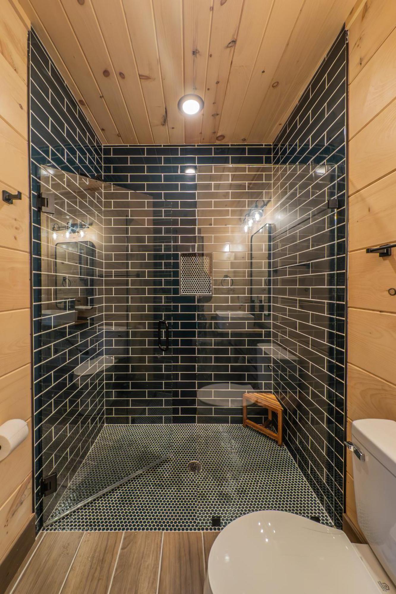 Luxury 12-Bedroom Cabin With Indoor Pool, Hot Tub & Movie Theater, Sleeps 36 Севьервилл Экстерьер фото