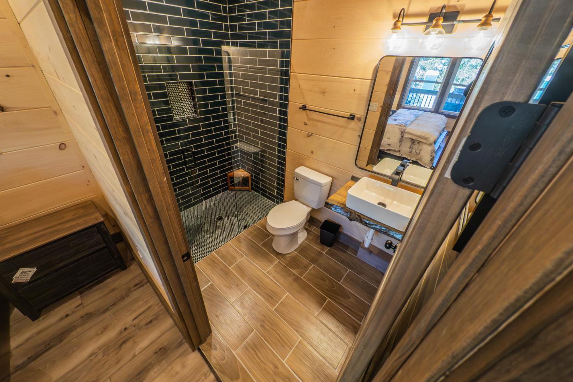 Luxury 12-Bedroom Cabin With Indoor Pool, Hot Tub & Movie Theater, Sleeps 36 Севьервилл Экстерьер фото