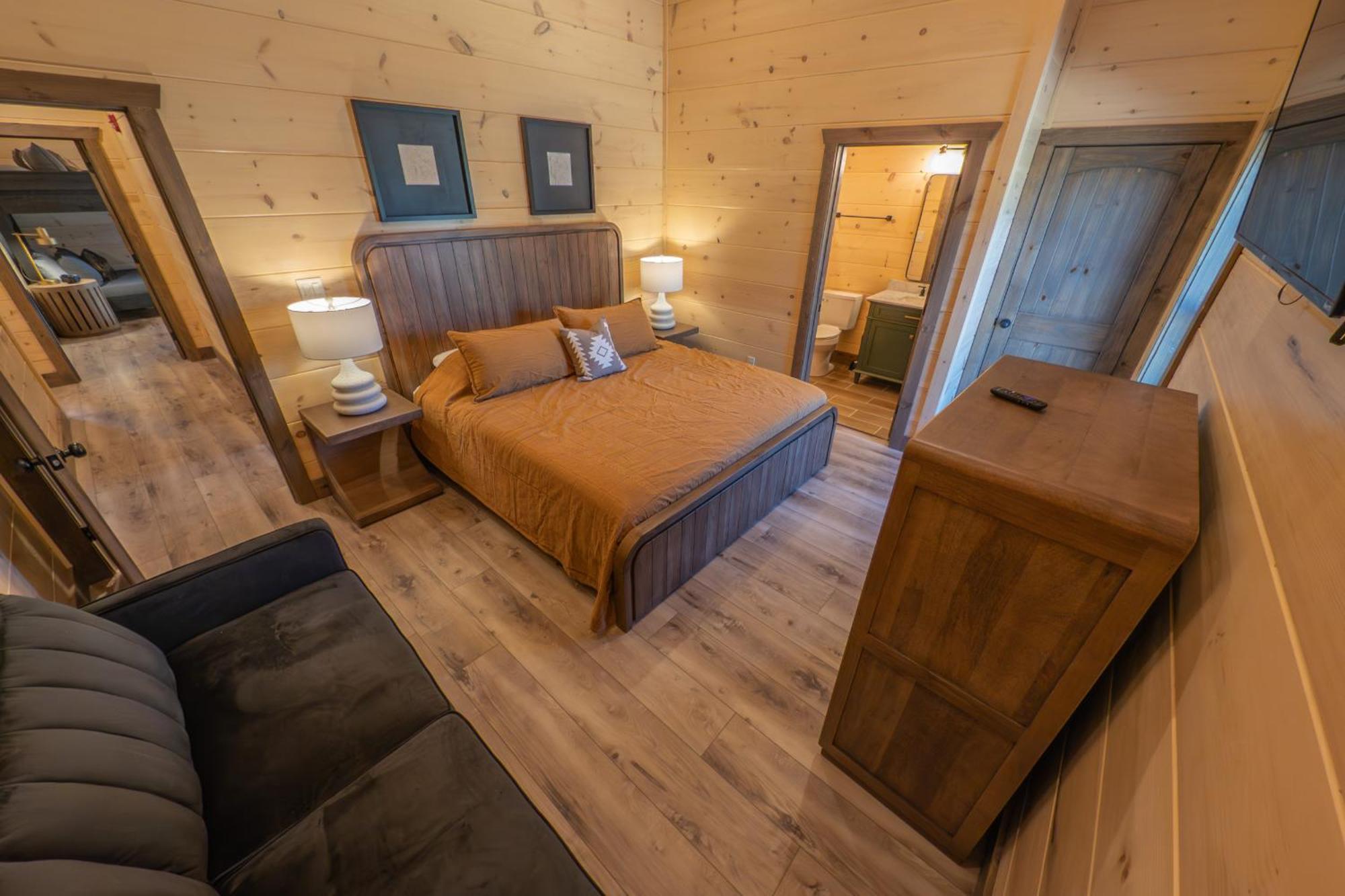 Luxury 12-Bedroom Cabin With Indoor Pool, Hot Tub & Movie Theater, Sleeps 36 Севьервилл Экстерьер фото