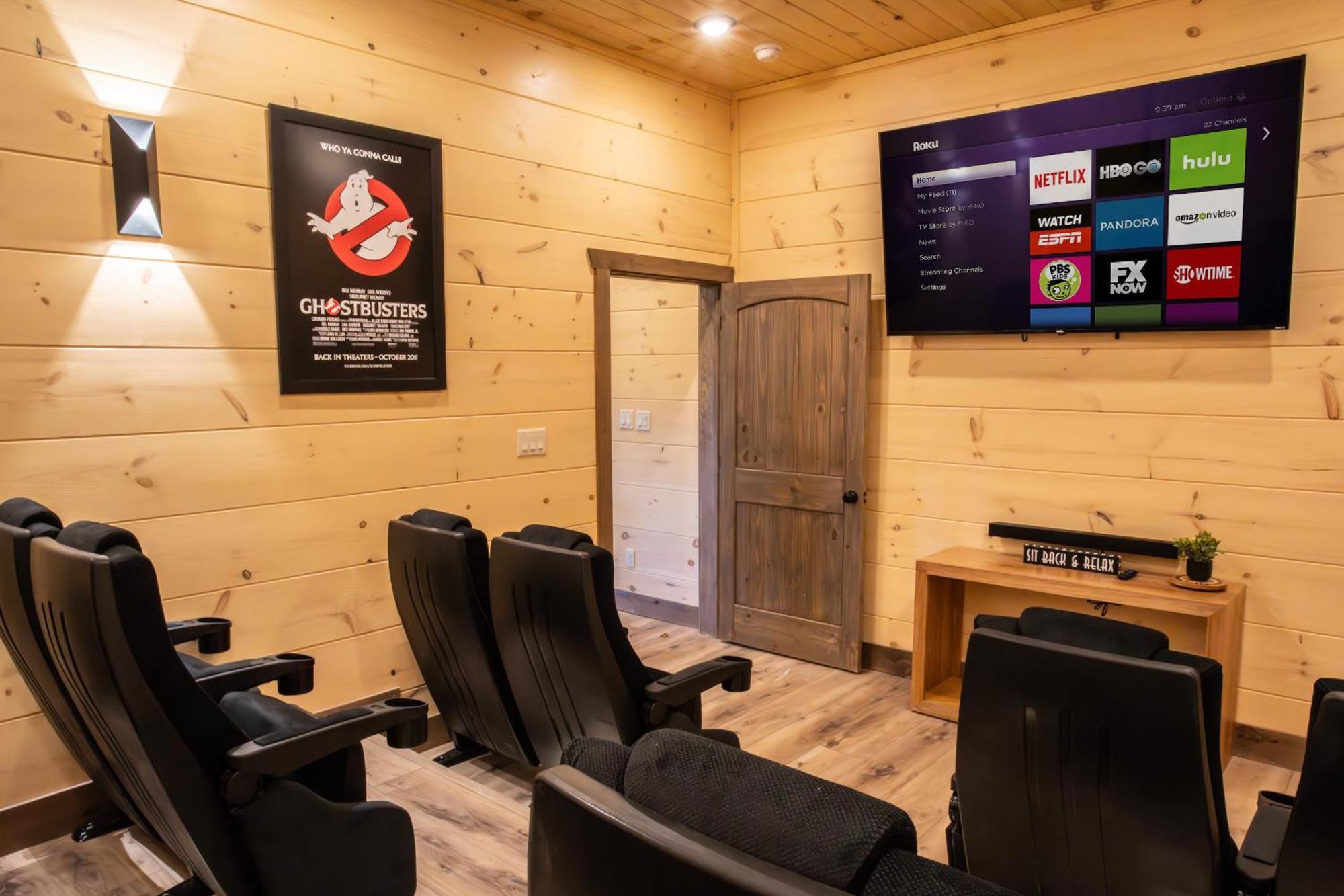 Luxury 12-Bedroom Cabin With Indoor Pool, Hot Tub & Movie Theater, Sleeps 36 Севьервилл Экстерьер фото