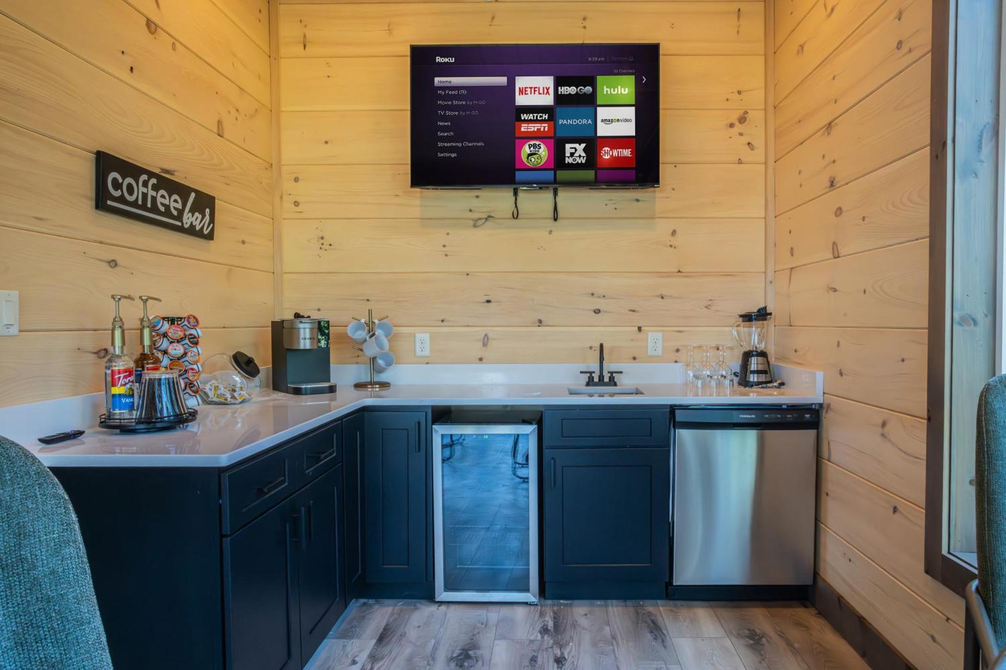 Luxury 12-Bedroom Cabin With Indoor Pool, Hot Tub & Movie Theater, Sleeps 36 Севьервилл Экстерьер фото