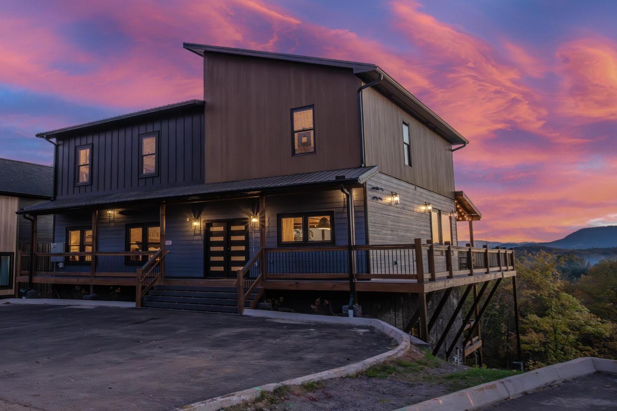 Luxury 12-Bedroom Cabin With Indoor Pool, Hot Tub & Movie Theater, Sleeps 36 Севьервилл Экстерьер фото