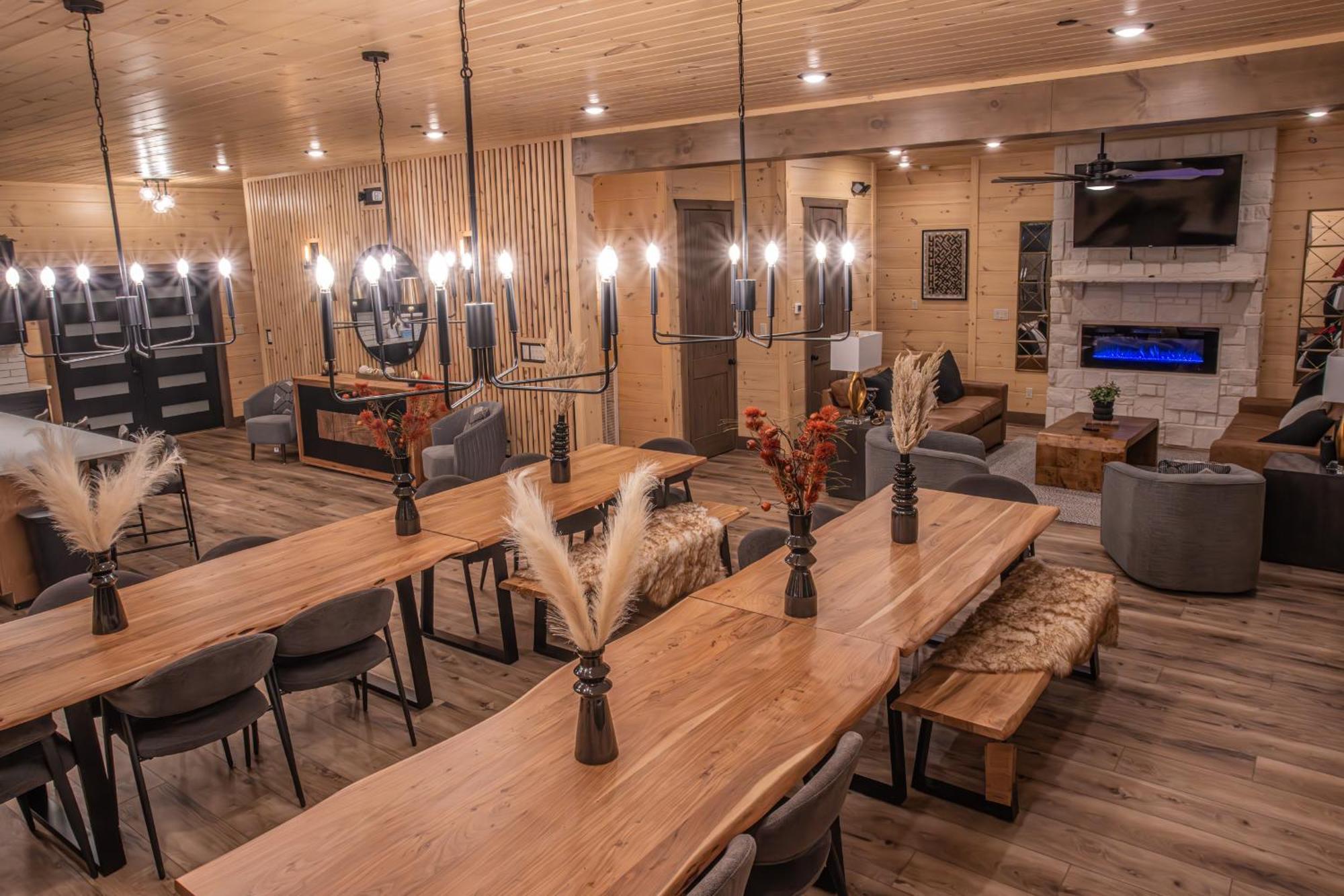Luxury 12-Bedroom Cabin With Indoor Pool, Hot Tub & Movie Theater, Sleeps 36 Севьервилл Экстерьер фото