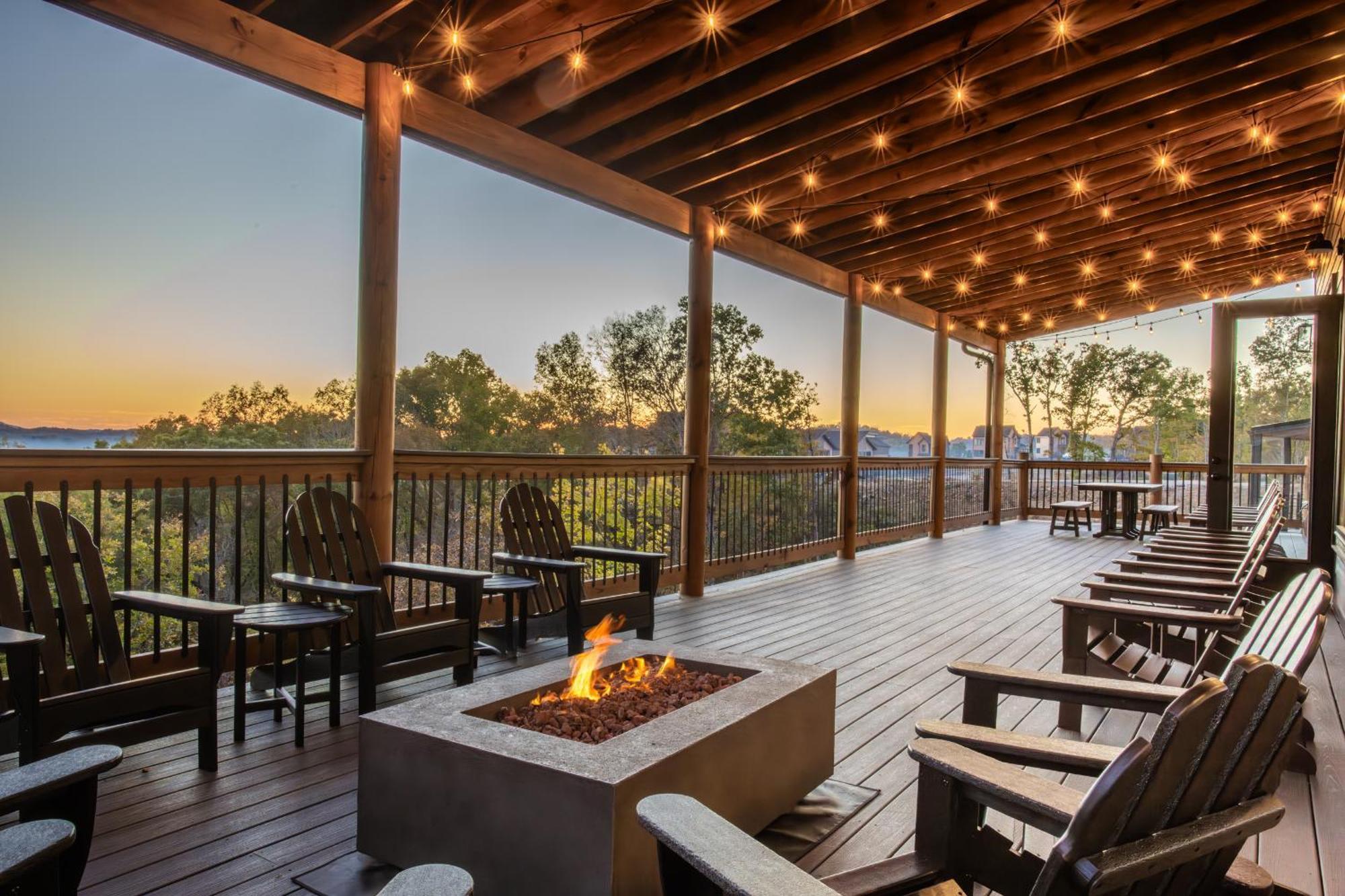 Luxury 12-Bedroom Cabin With Indoor Pool, Hot Tub & Movie Theater, Sleeps 36 Севьервилл Экстерьер фото